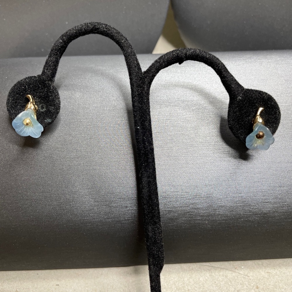 Avon Blue Acrylic Flowers Clip On Gold Tone Vintage Earrings Dainty.